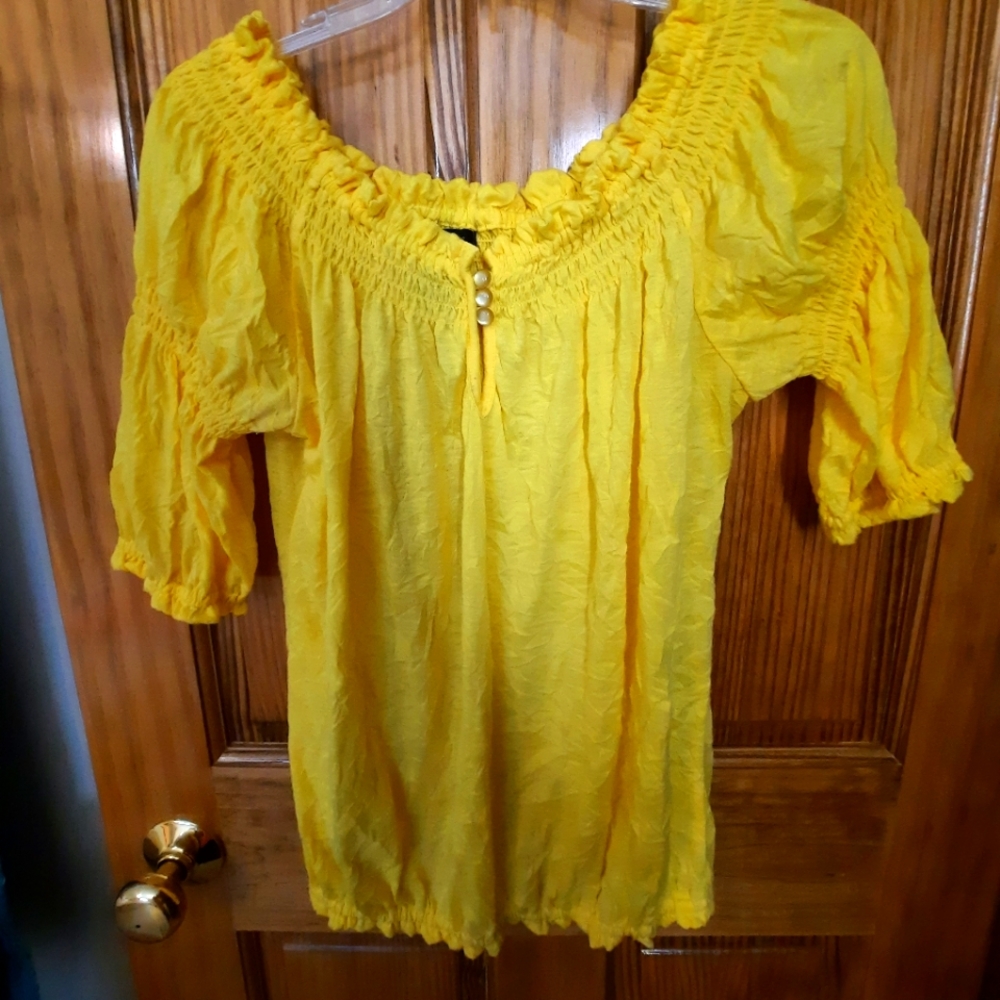 Sam & Max, yellow, 3/4 length sleeves, size Medium, top